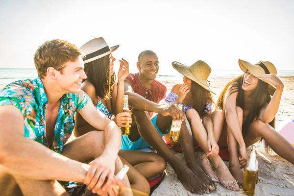 Des amis s'amusent sur la plage — Photo