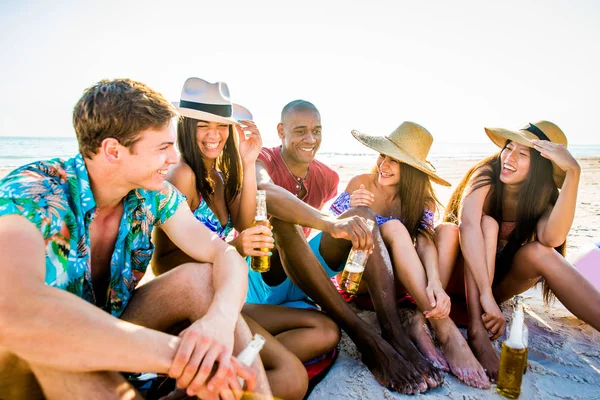 Freunde amüsieren sich am Strand — Stockfoto