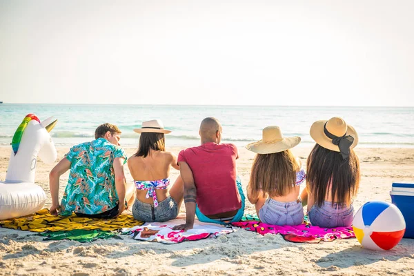 Freunde amüsieren sich am Strand — Stockfoto