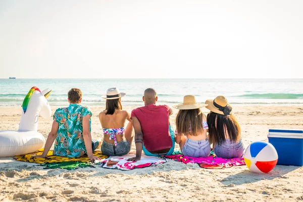 Amigos divirtiéndose en la playa — Foto de Stock