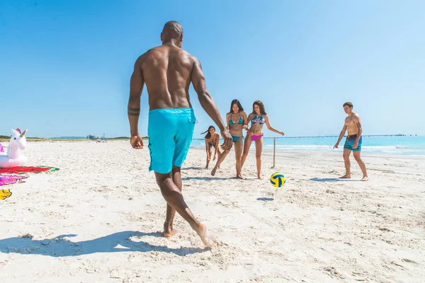 Amigos se divertindo na praia — Fotografia de Stock