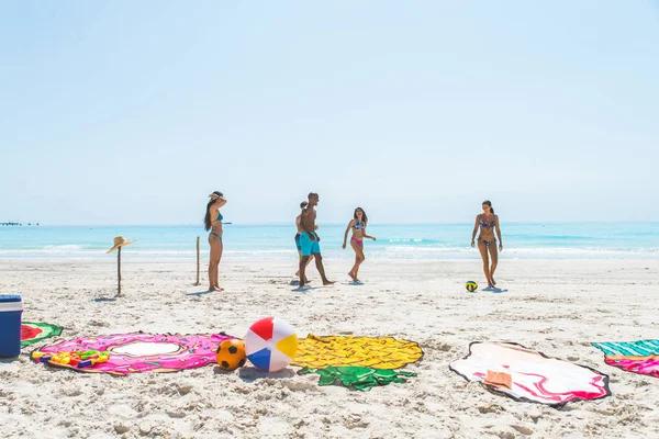 Des amis s'amusent sur la plage — Photo