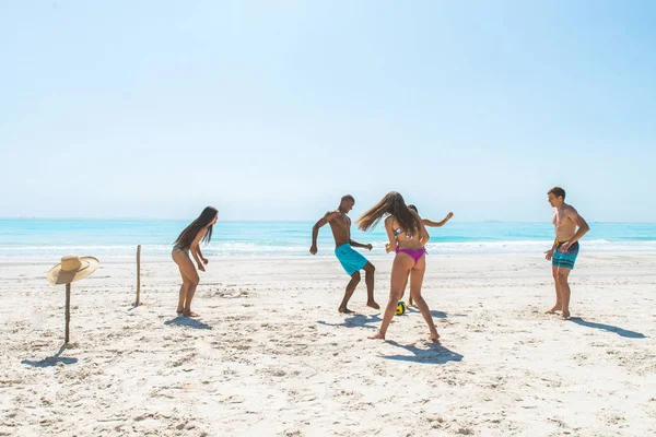 Freunde amüsieren sich am Strand — Stockfoto