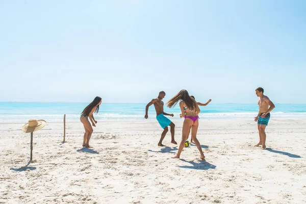 Teman bersenang-senang di pantai — Stok Foto