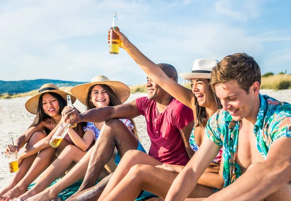 Amigos se divertindo na praia — Fotografia de Stock