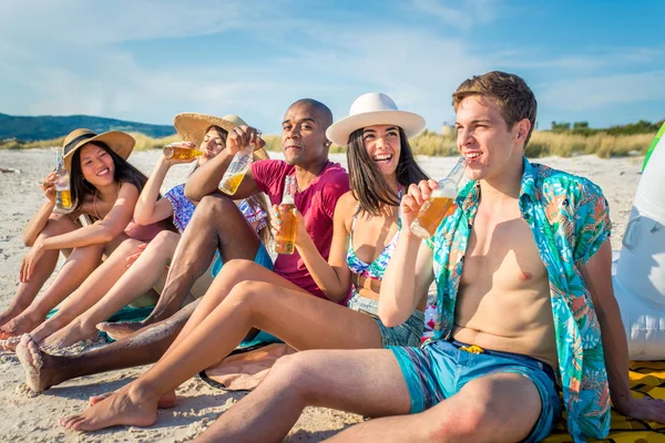 Amigos se divertindo na praia — Fotografia de Stock