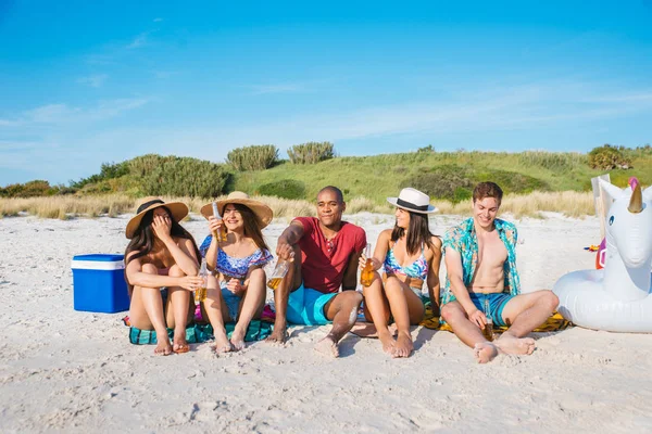 Freunde amüsieren sich am Strand — Stockfoto