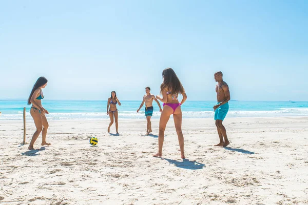 Vänner att ha kul på stranden — Stockfoto