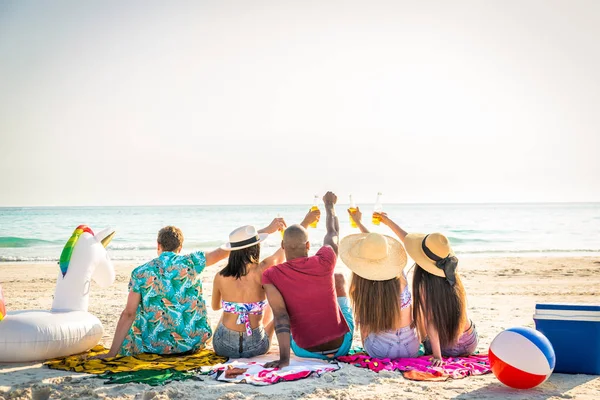 Freunde amüsieren sich am Strand — Stockfoto