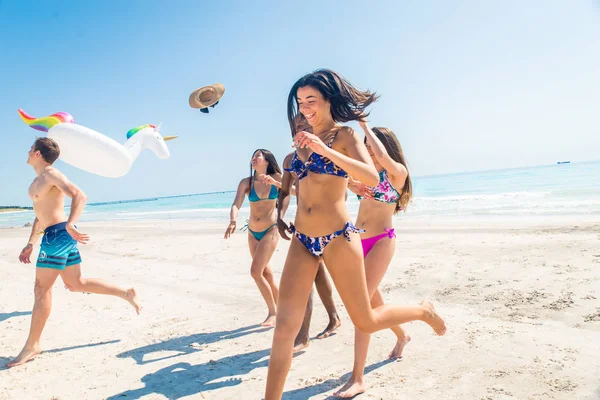 Amigos divirtiéndose en la playa — Foto de Stock