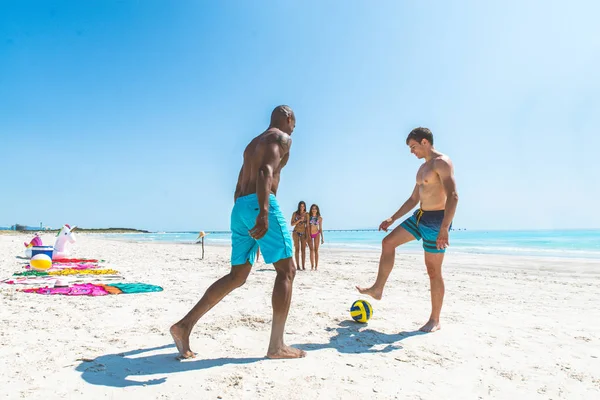 Przyjaciele, zabawy na plaży — Zdjęcie stockowe