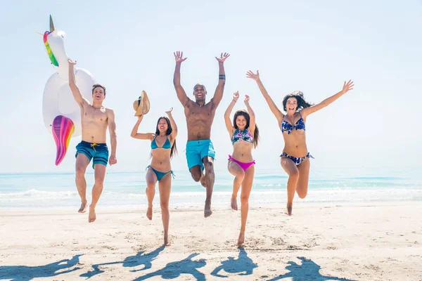 Freunde amüsieren sich am Strand — Stockfoto