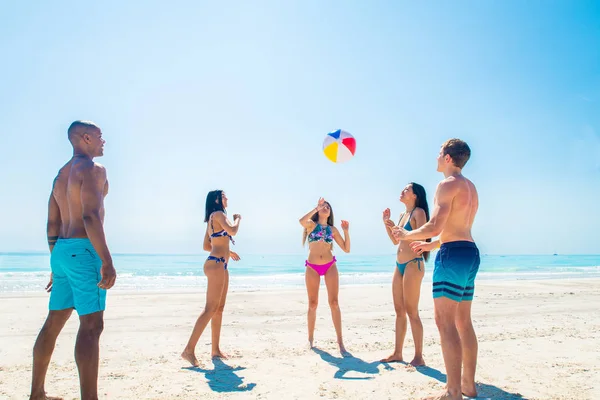 Amigos divirtiéndose en la playa — Foto de Stock