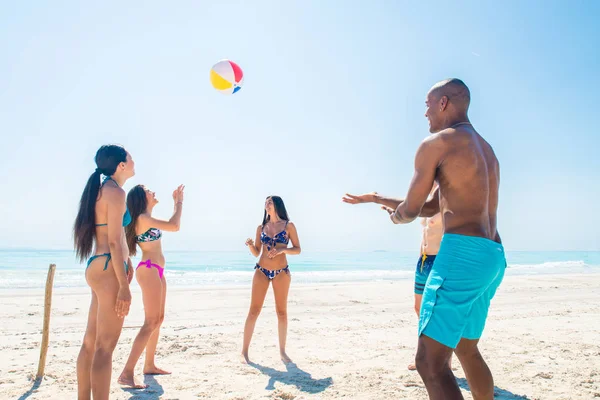 Przyjaciele, zabawy na plaży — Zdjęcie stockowe