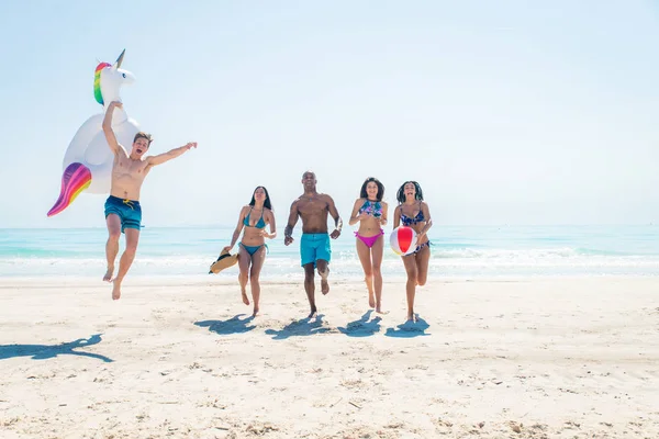Friends having fun on the beach — Stock Photo, Image