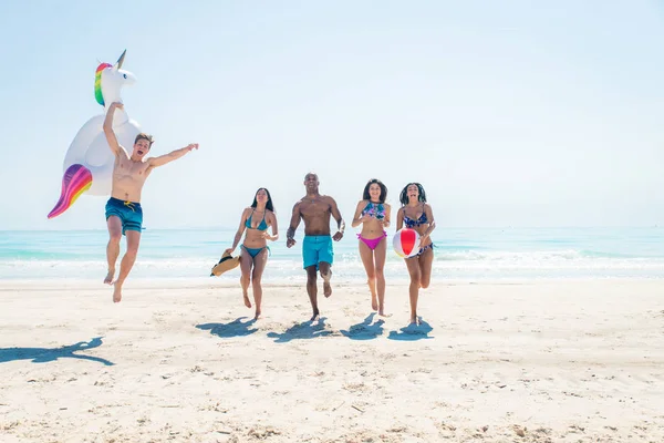 Amigos se divertindo na praia — Fotografia de Stock