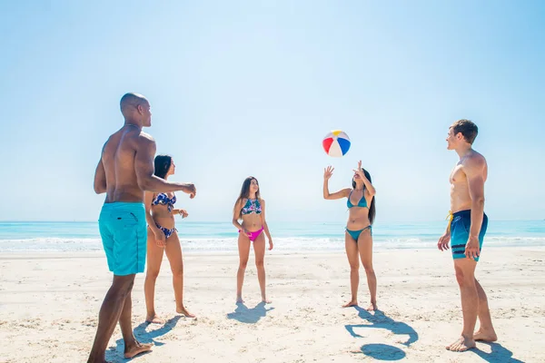 Vänner att ha kul på stranden — Stockfoto