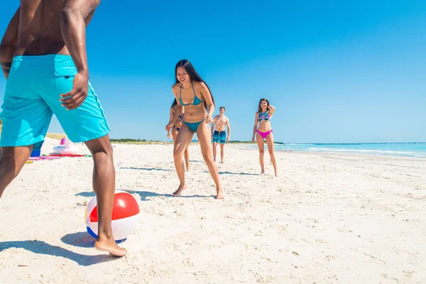 Vrienden plezier op het strand — Stockfoto