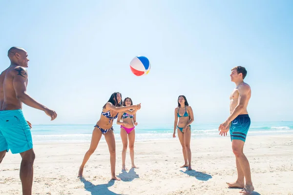 Amigos se divertindo na praia — Fotografia de Stock