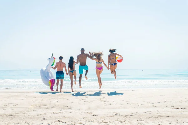 Freunde amüsieren sich am Strand — Stockfoto