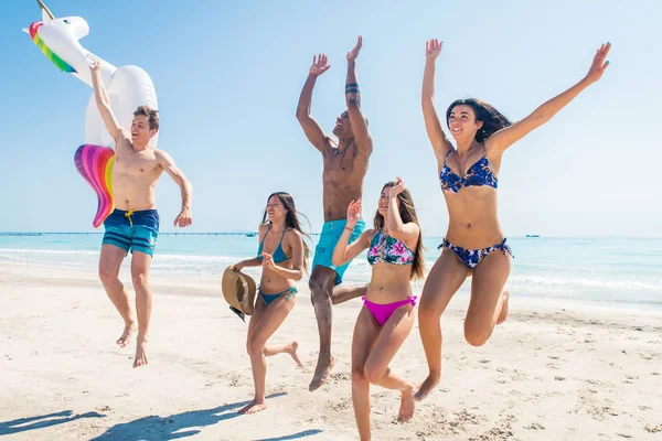 Amigos divirtiéndose en la playa — Foto de Stock