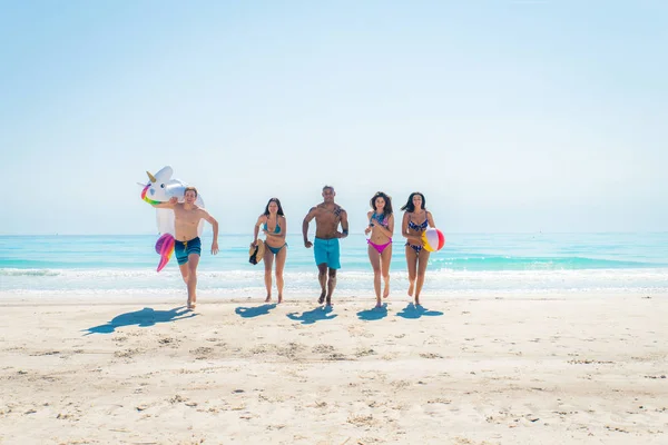 Amici che si divertono sulla spiaggia — Foto Stock