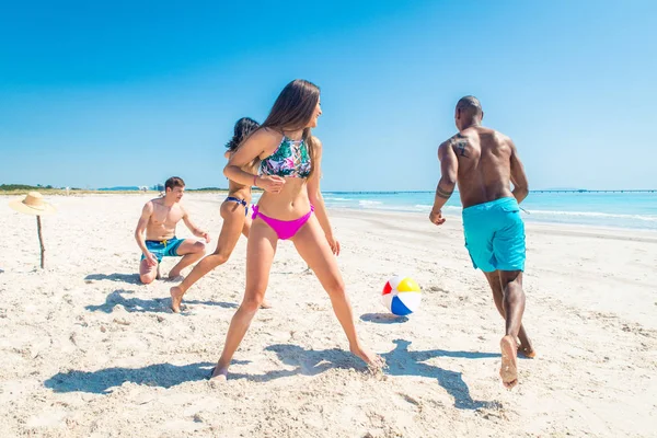 Amigos divirtiéndose en la playa — Foto de Stock