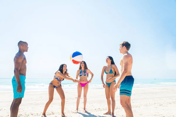 Amigos se divertindo na praia — Fotografia de Stock