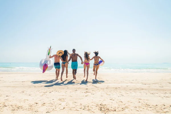 Друзья веселятся на пляже — стоковое фото