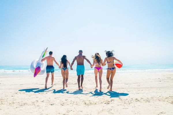 Amigos divirtiéndose en la playa — Foto de Stock