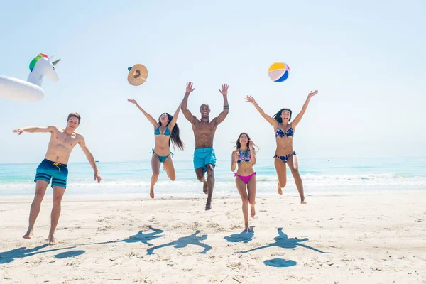 Vänner att ha kul på stranden — Stockfoto