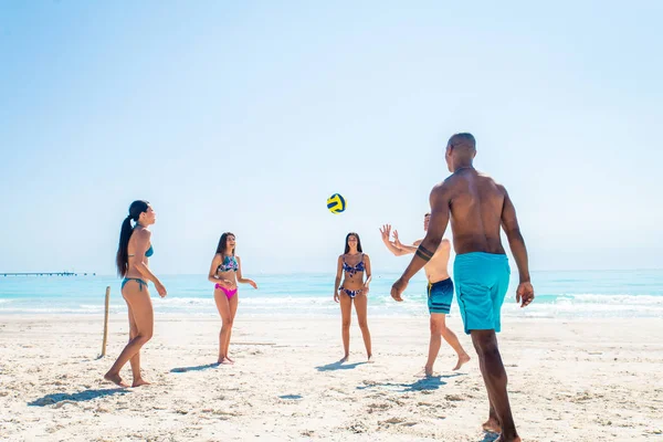 Vänner att ha kul på stranden — Stockfoto