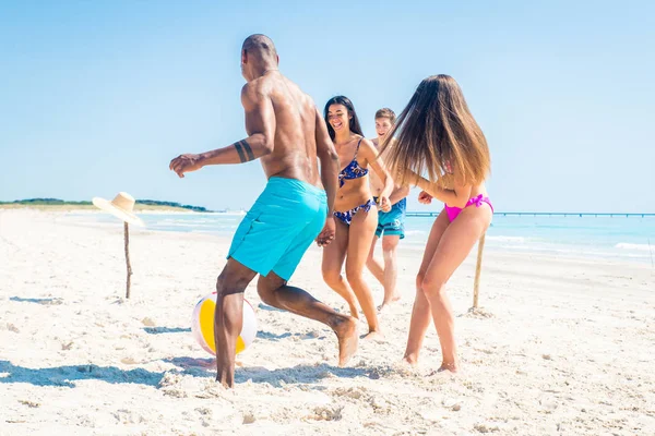 Amigos se divertindo na praia — Fotografia de Stock