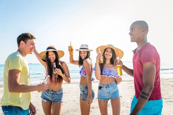 Amigos se divertindo na praia — Fotografia de Stock