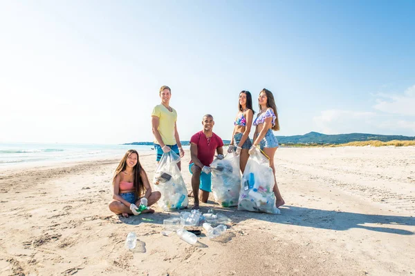 해변에서 플라스틱을 수거하는 자원봉사자들 — 스톡 사진
