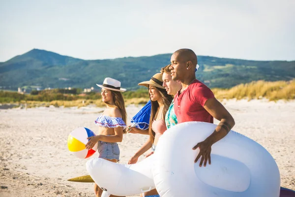 Amigos divirtiéndose en la playa — Foto de Stock