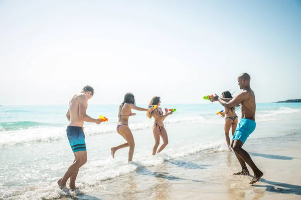 Vrienden plezier op het strand — Stockfoto