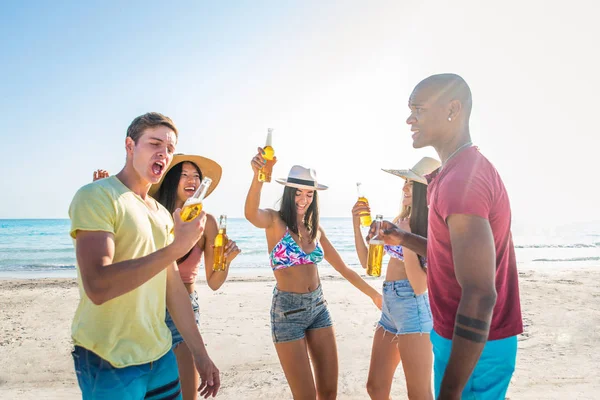 Amigos se divertindo na praia — Fotografia de Stock