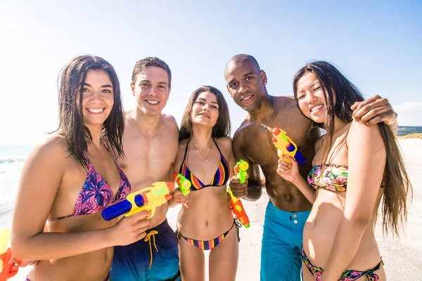 Freunde amüsieren sich am Strand — Stockfoto