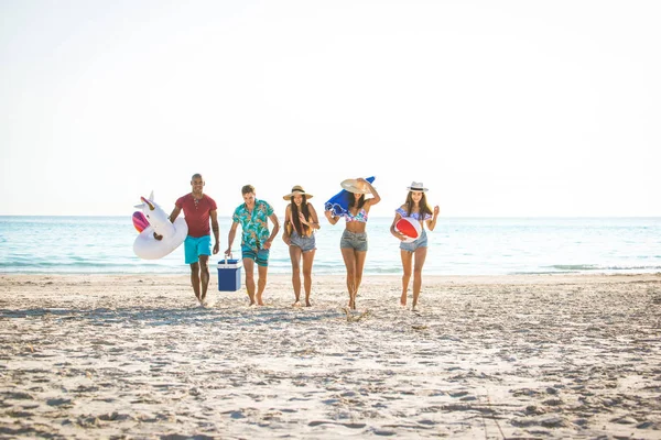 Prietenii se distrează pe plajă — Fotografie, imagine de stoc