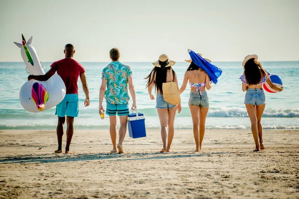 Des amis s'amusent sur la plage — Photo