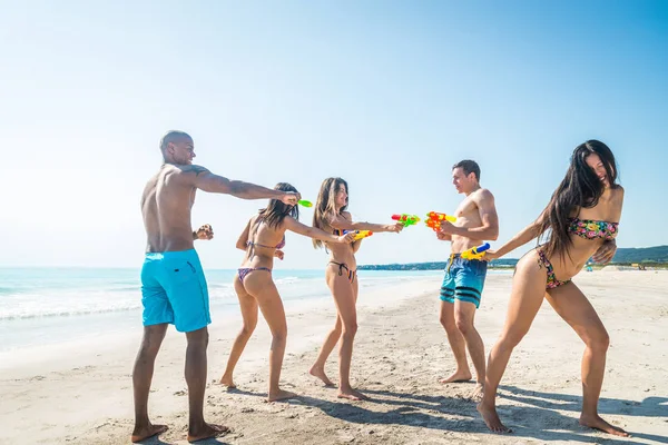 Amigos se divertindo na praia — Fotografia de Stock