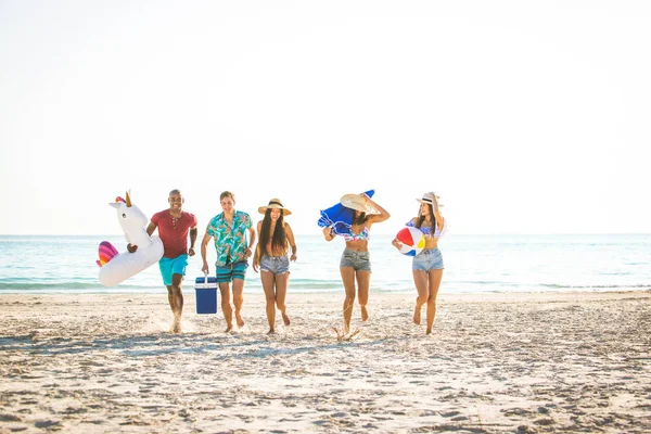 Amigos se divertindo na praia — Fotografia de Stock