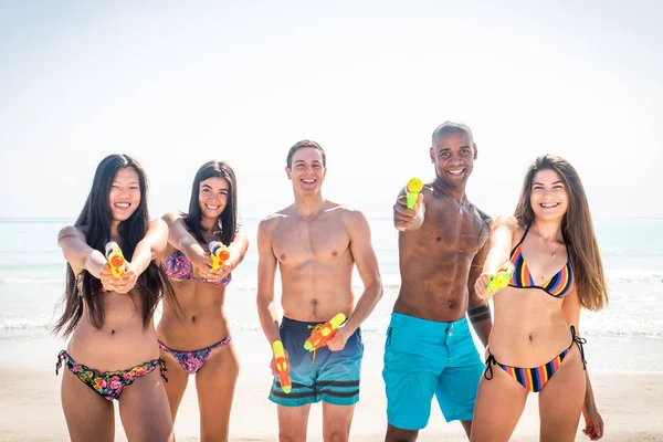 Amigos se divertindo na praia — Fotografia de Stock