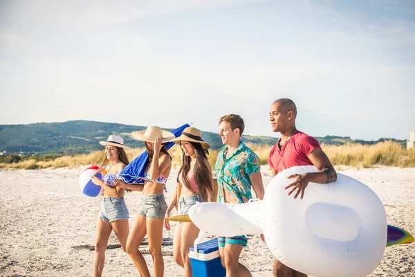 Amigos divirtiéndose en la playa — Foto de Stock