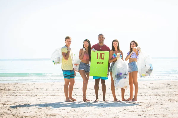 Freiwillige sammeln Plastik am Strand — Stockfoto