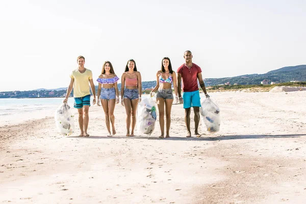 해변에서 플라스틱을 수거하는 자원봉사자들 — 스톡 사진