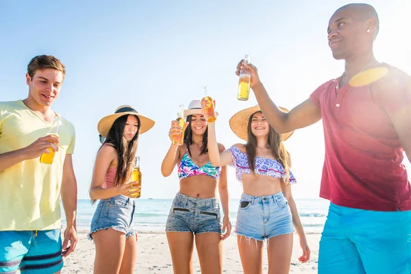 Amigos se divertindo na praia — Fotografia de Stock