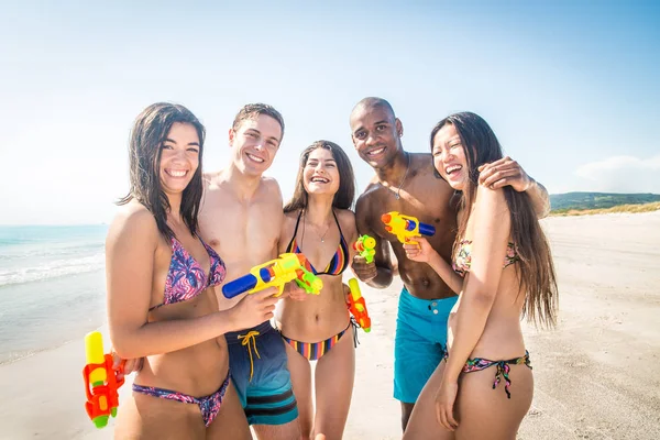 Przyjaciele, zabawy na plaży — Zdjęcie stockowe