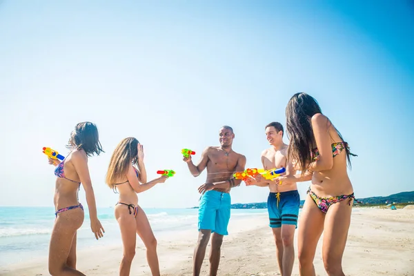 Amigos se divertindo na praia — Fotografia de Stock